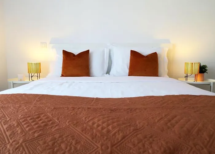 Albufeira Central Apartment, 10 Mins Walk To Beach