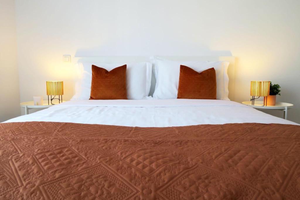 Apartment, 10 Mins Walk To *