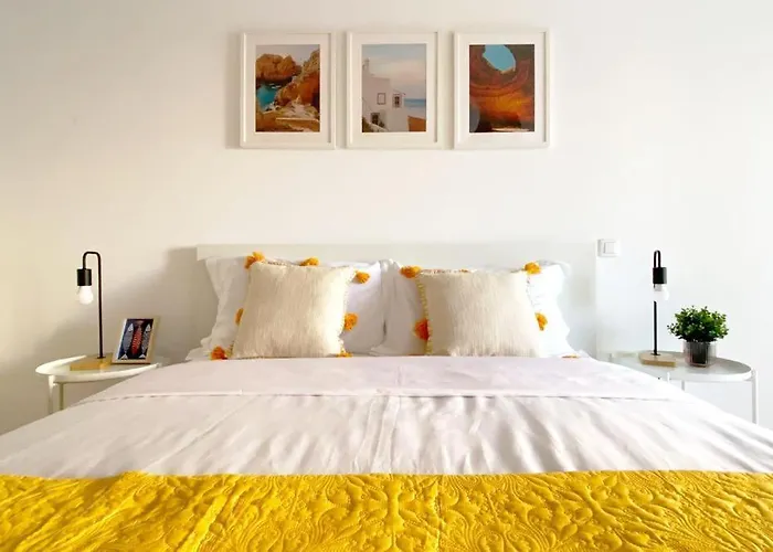 Albufeira Central Apartment, 10 Mins Walk To Beach